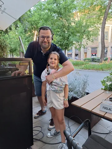 Géró Gábor DJ-pult mögött a kislányával